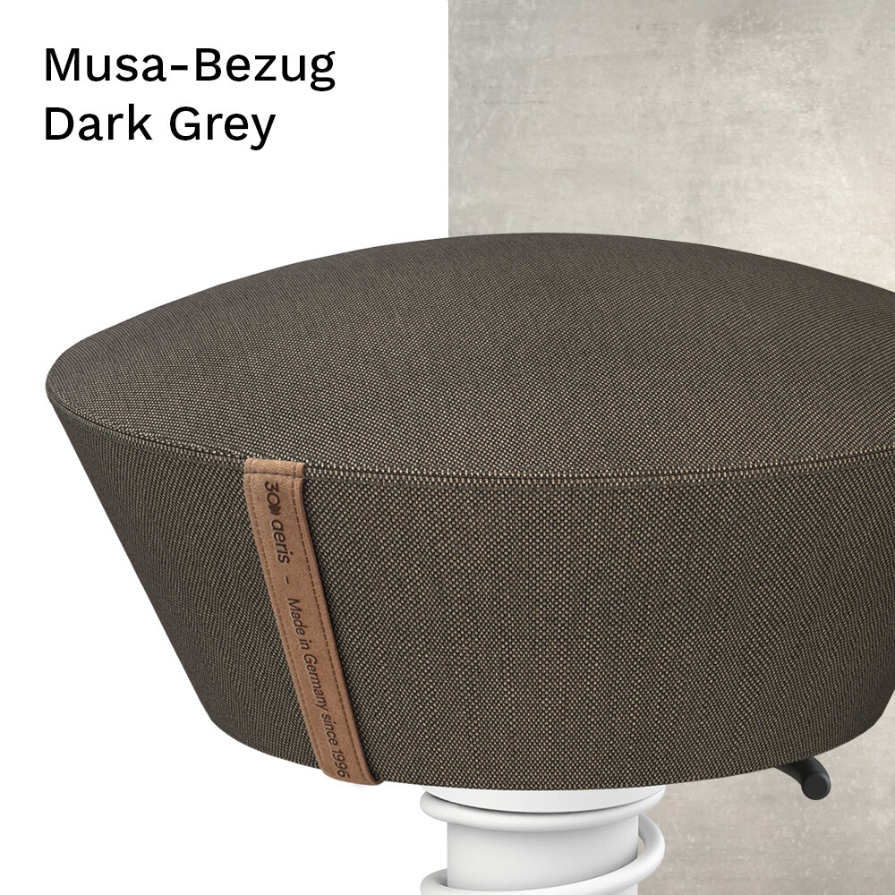 Aeris Swopper Sitz in Nahaufnahme: Musa Polyester-Stoffbezug in Dark Grey mit "30 Jahre Aeris" Mikrofaserband