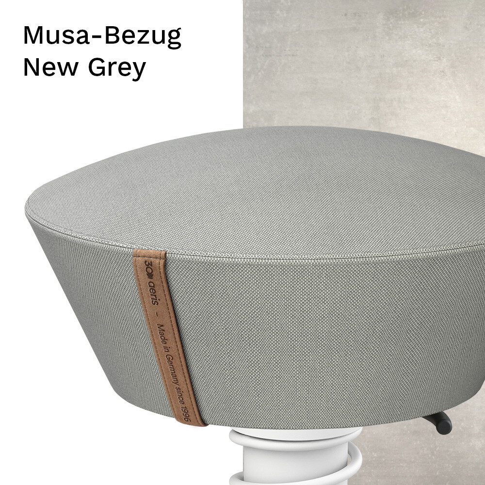 Nahaufnahme Aeris Swopper Sitz: New Grey Stoffbezug mit seitlichem "30 Jahre Aeris" Mikrofaserband