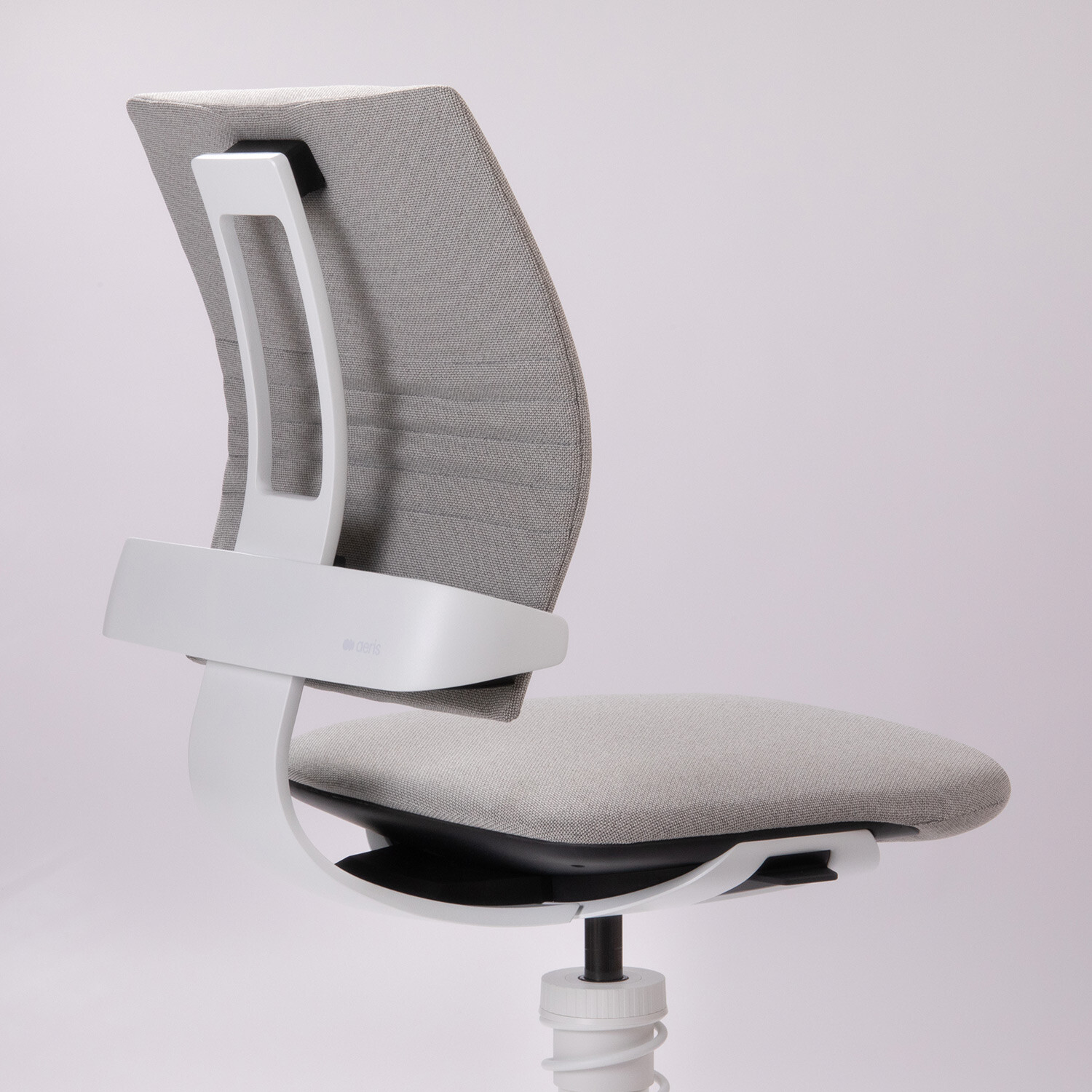Nahaufnahme der grauen Rückenlehne des Bürostuhls 3Dee mit weißem Gestell, welche die Lordosenwölbung zeigt.
