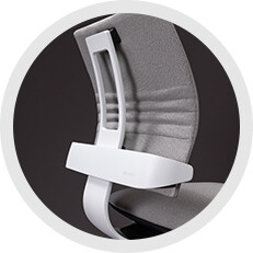 Nahaufnahme der grauen Rückenlehne des Bürostuhls Aeris 3Dee mit weißem Gestell, welche die anpassbare Lordosenwölbung zeigt.