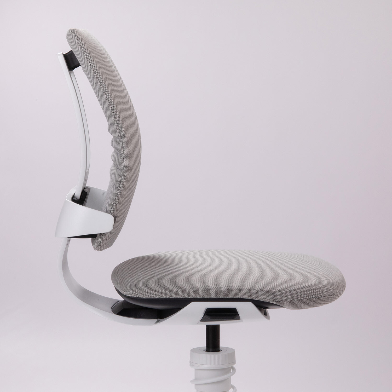 Seitliche Ansicht des ergonomischen Bürostuhls Aeris 3Dee vor grauem Hintergrund, mit sichtbarer grauer Sitzfläche und Rückenlehne mit Lordosenwölbung.