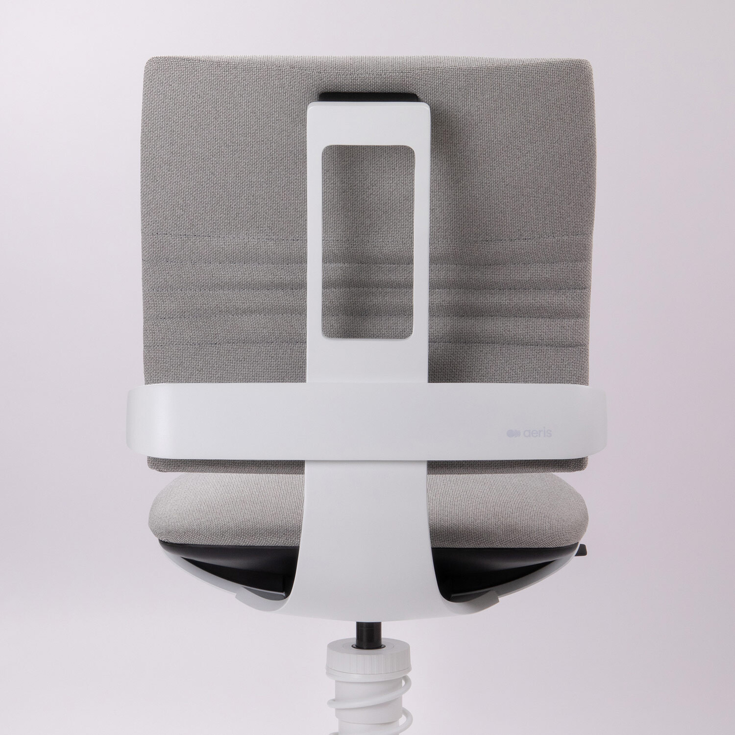 Nahaufnahme der grauen Rückenlehne des Bürostuhls Aeris 3Dee von hinten, mit sichtbar weißem Gestell.