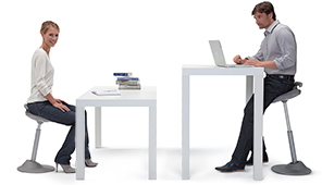 Zwei Personen auf Muvman sitzend, arbeitend am Schreibtisch