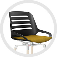 Ansicht der großzügigen Sitzschale im Lamellendesign