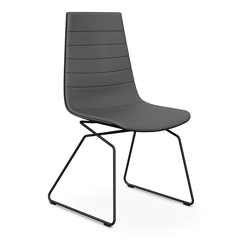 Ergonomischer Büro- und Konferenzstuhl Aeris Linu mit Kufen-Ausführung freigestellt vor weißem Hintergrund