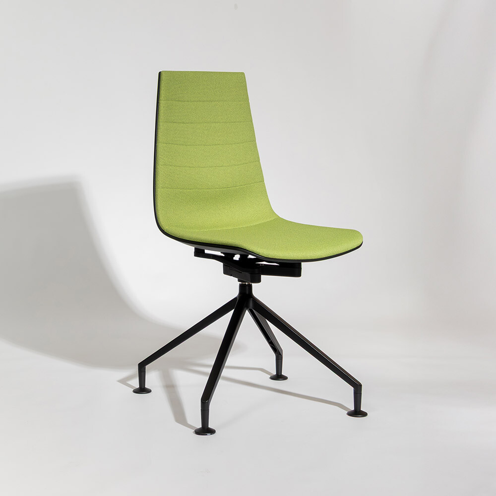 Moderner ergonomischer Konferenzstuhl mit schwarzem Gestell und grünen Bezug als Studioaufnahme vor hellem grauen Hintergrund