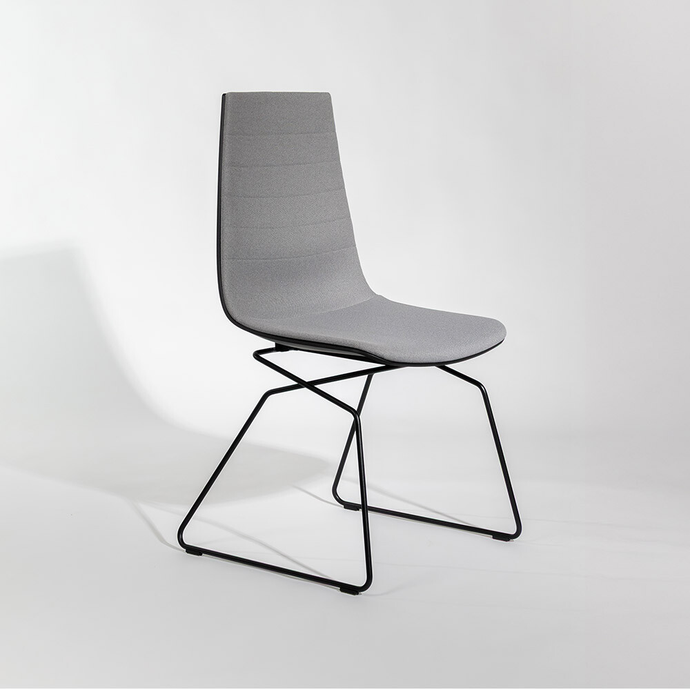 Moderner ergonomischer Konferenzstuhl mit schwarzem Gestell als Studioaufnahme vor hellem grauen Hintergrund