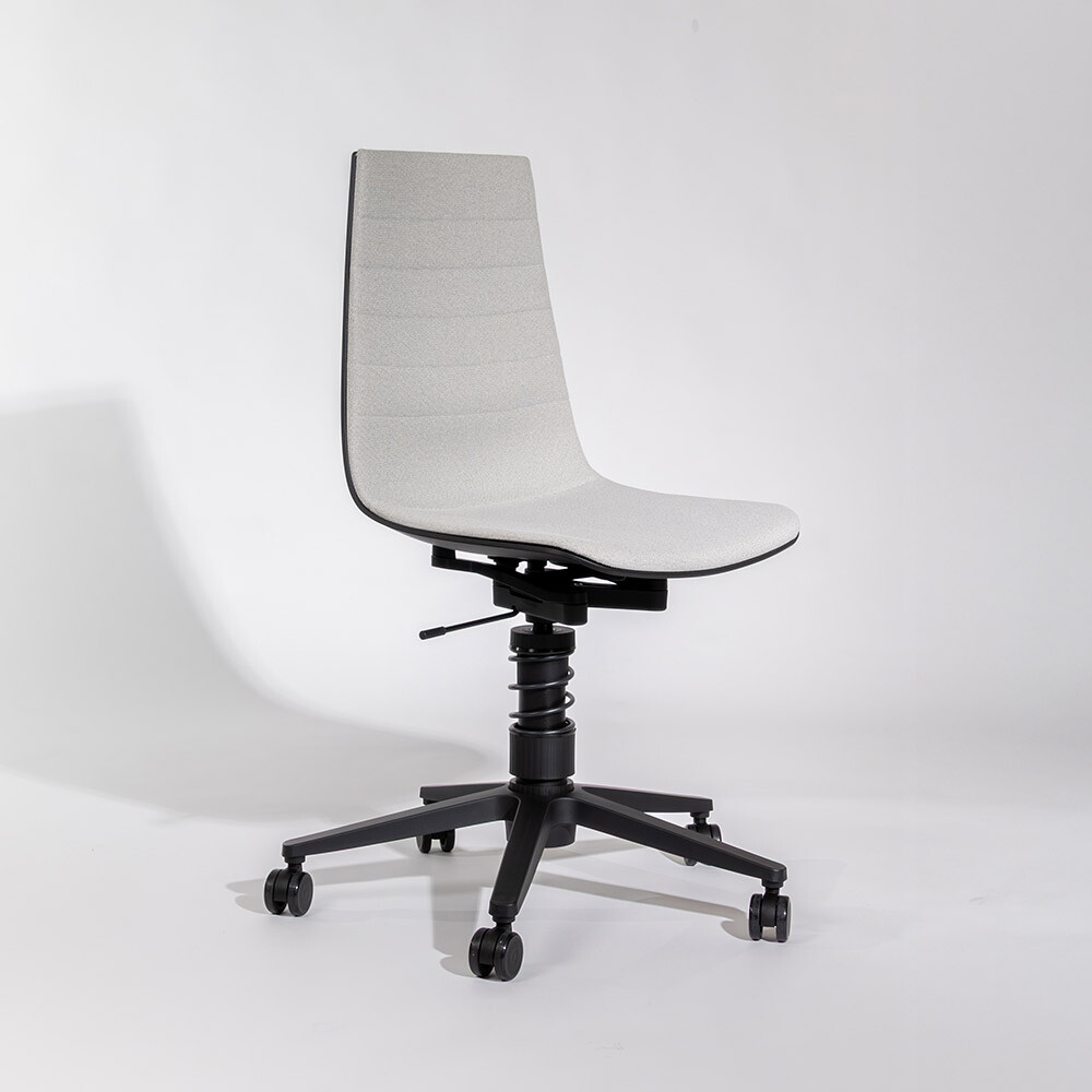 Moderner ergonomischer Büro- und Konferenzstuhl mit schwarzem Rollen-Gestell und grauem Bezug als Studioaufnahme vor hellem grauen Hintergrund