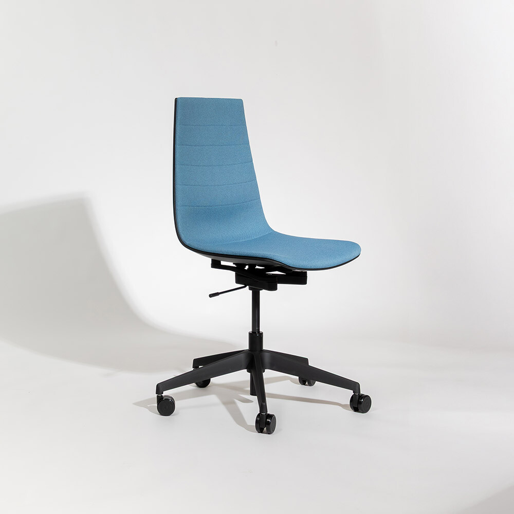 Moderner ergonomischer Büro- und Konferenzstuhl mit schwarzem Gestell und blauem Bezug als Studioaufnahme vor hellem grauen Hintergrund