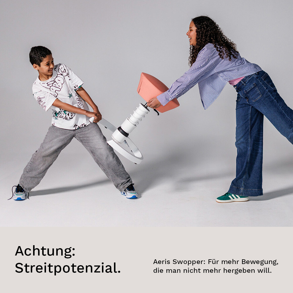 Teenager ziehen spielerisch am Aeris Swopper Teen – nachhaltiger Stuhl in limitierter Auflage