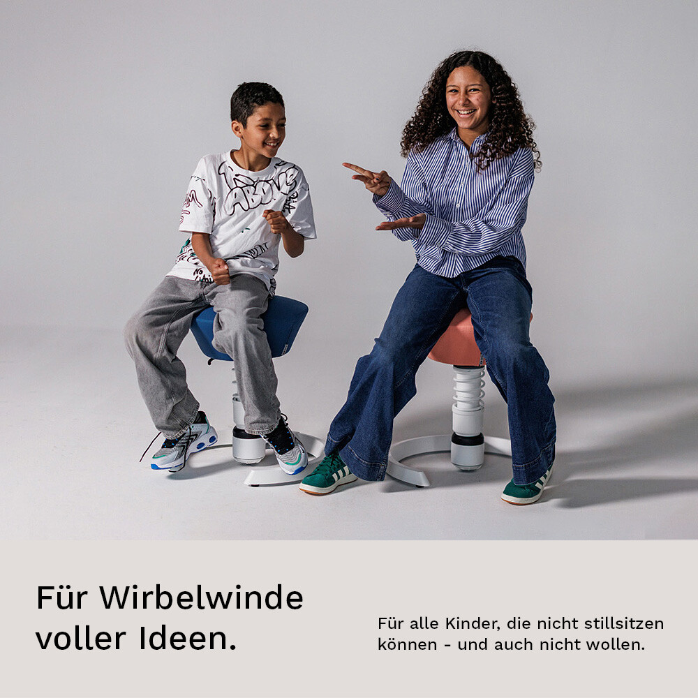 Zwei Teenager sitzen nebeneinander auf dem ergonomischen Swopper und spielen – nachhaltiger Bürostuhl für junge Nutzer