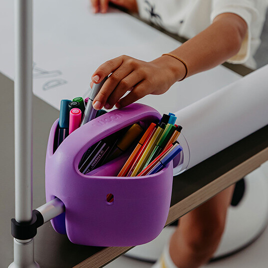 Popsnap Papierrolle mit Rolle und Stifthalter auf poptop Schreibtisch