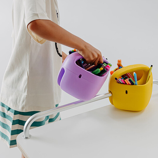 Kind nutzt die poptop Stange und klemmt zwei POP Stifthalter fest.